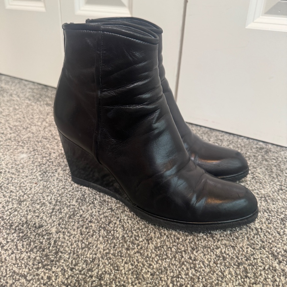 Stuart Weitzman Size 7.5M Black Nappa Sidetrack Zip Wedge Bootie Leather